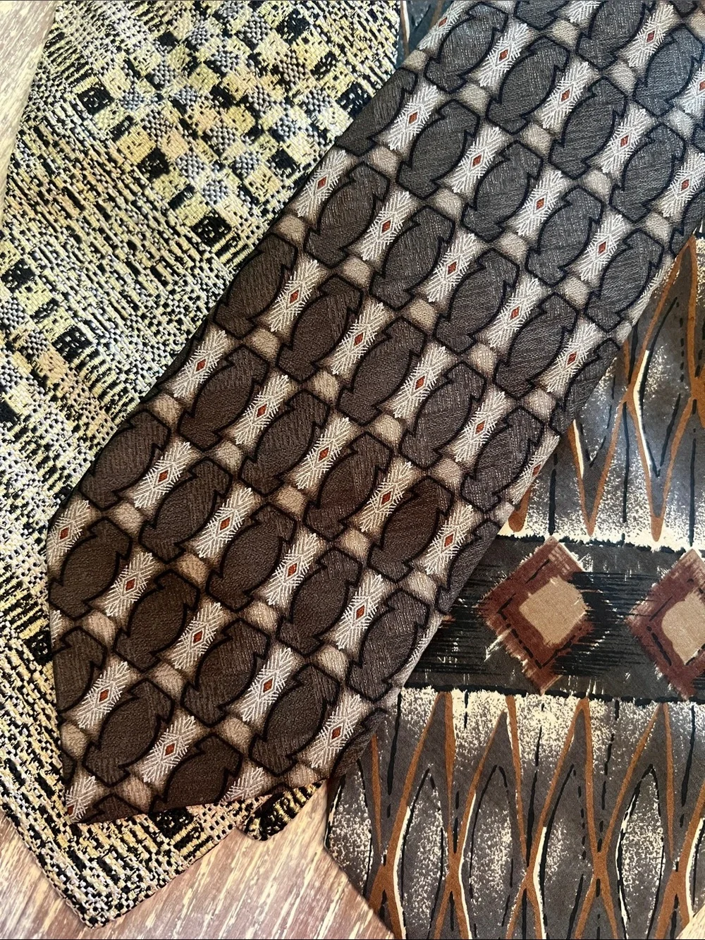 Assorted set of 4 men’s silk ties. New in pkgs.